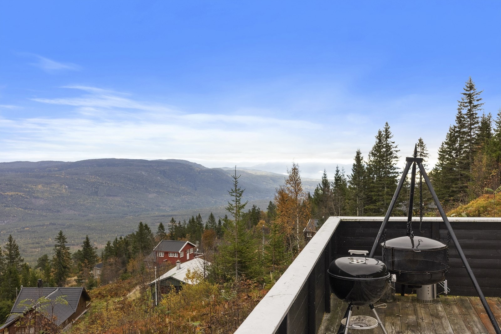 Med sine runde fjellformasjoner, dype daler og glitrende fjellvann er Lifjell en skjult skatt som kombinerer fjellets ro med lett tilgjengelighet Galleribilde