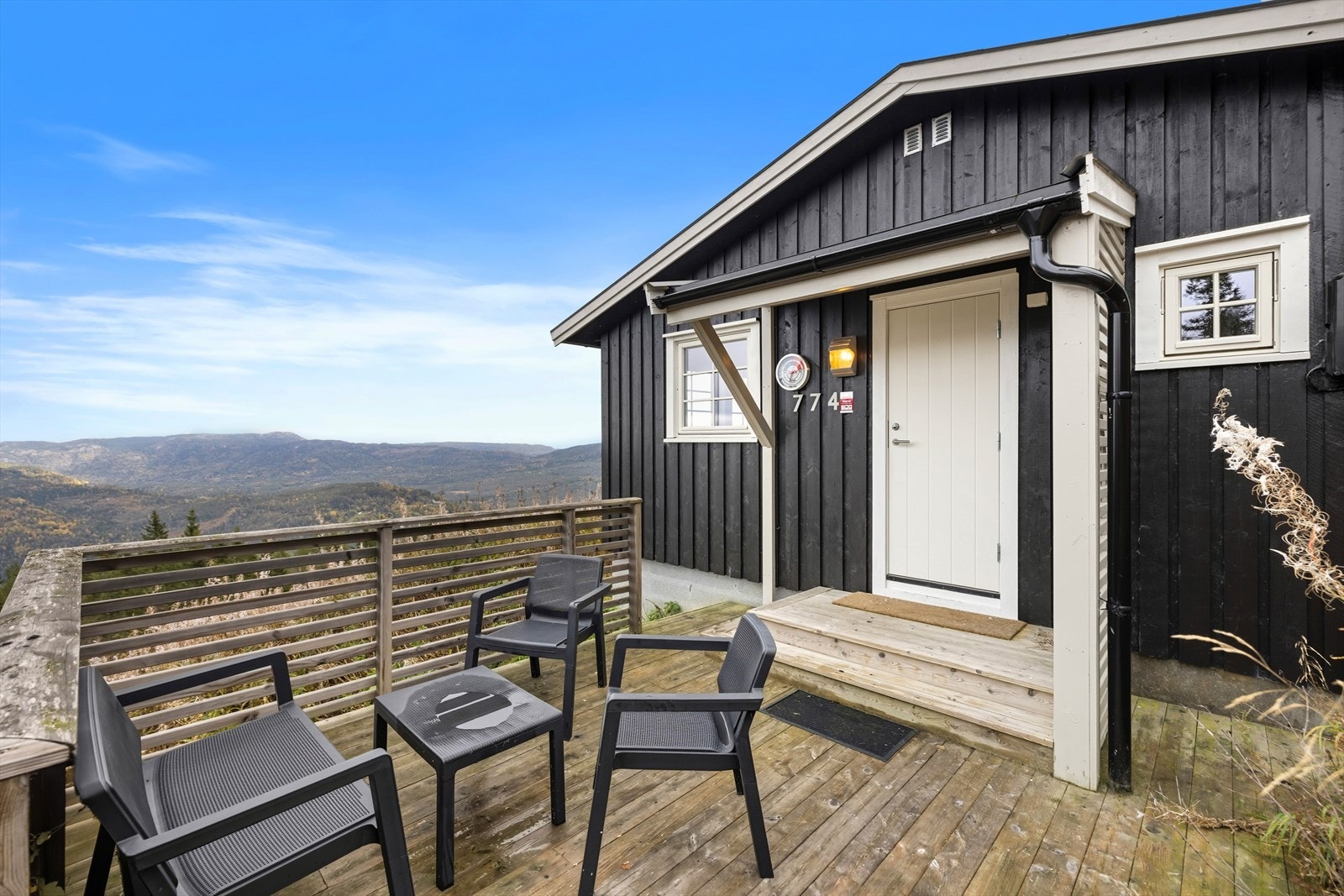 Hyggelig inngangsparti med plass til liten sittegruppe Galleribilde