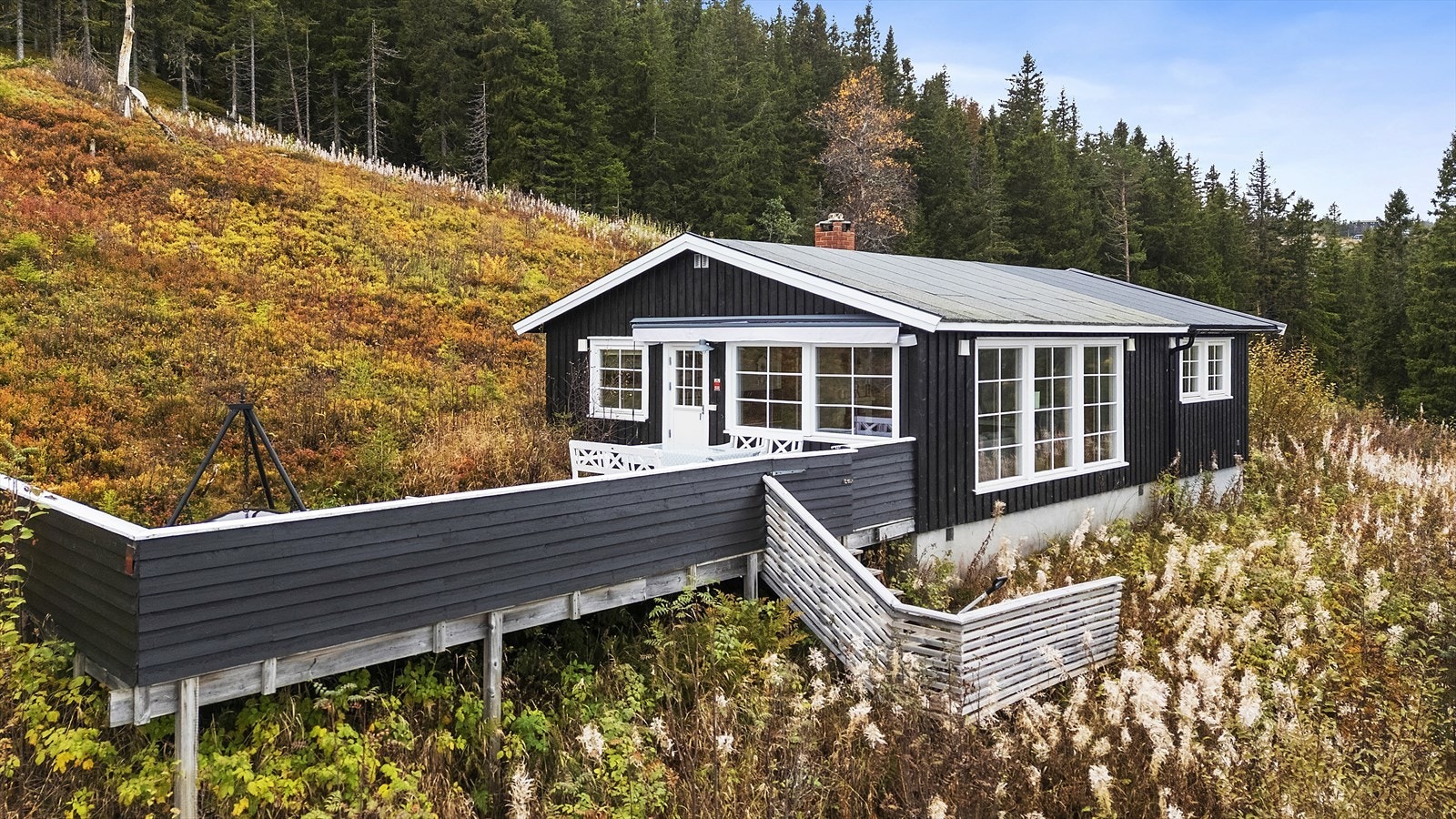 Her får du en perfekt kombinasjon av komfort, utsikt og ekte fjellfølelse, med direkte tilgang til både sommer- og vinteraktiviteter Galleribilde