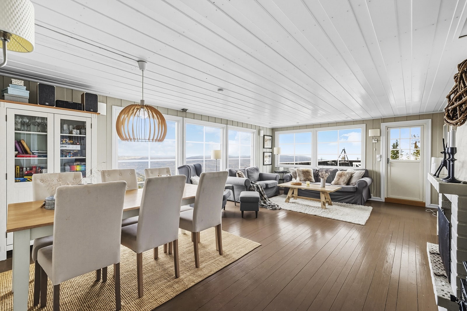 Fra entrè kommer man inn til lys og koselig stue, med god plass til sofagruppe og spisestue Galleribilde