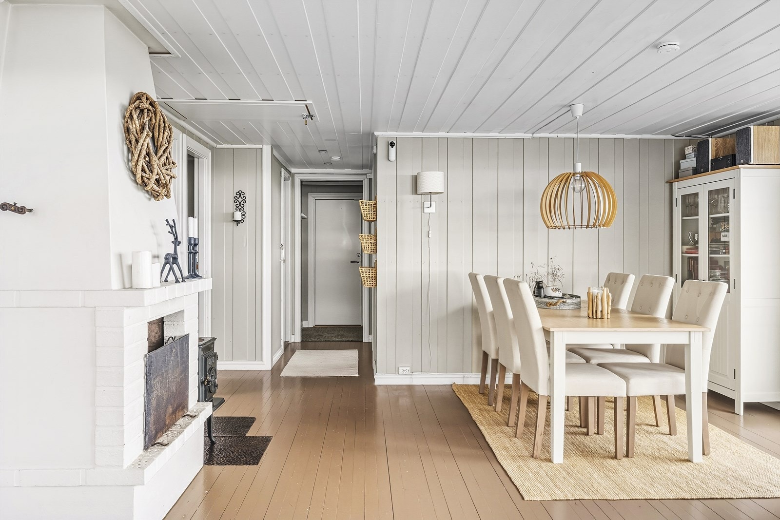 Åpen peisovn og vedovn sørger for hyggelig stemning og god oppvarming av hytta Galleribilde