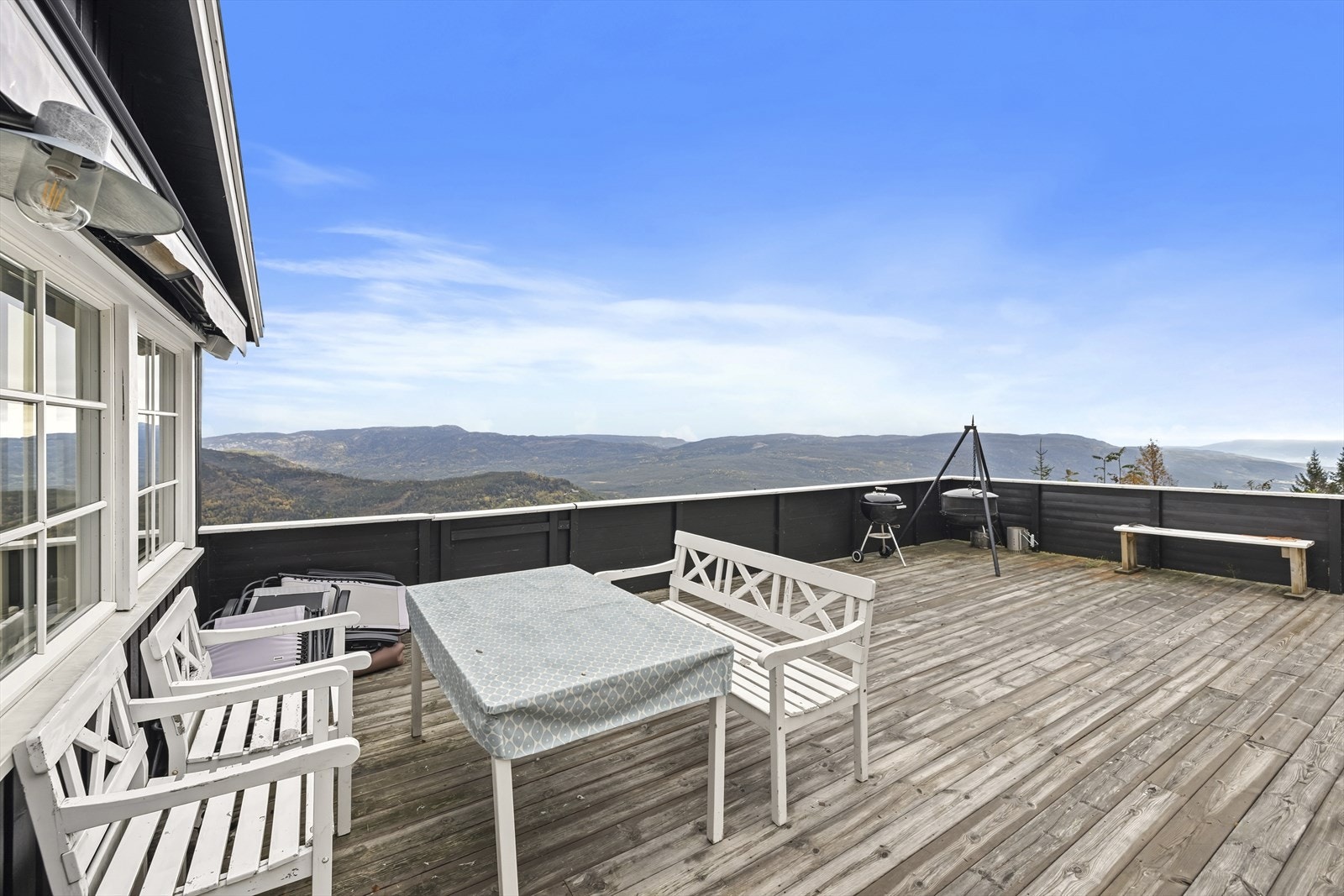 Uteområdet har flere solrike og lune uteplasser, hvor man kan flytte seg etter solen Galleribilde