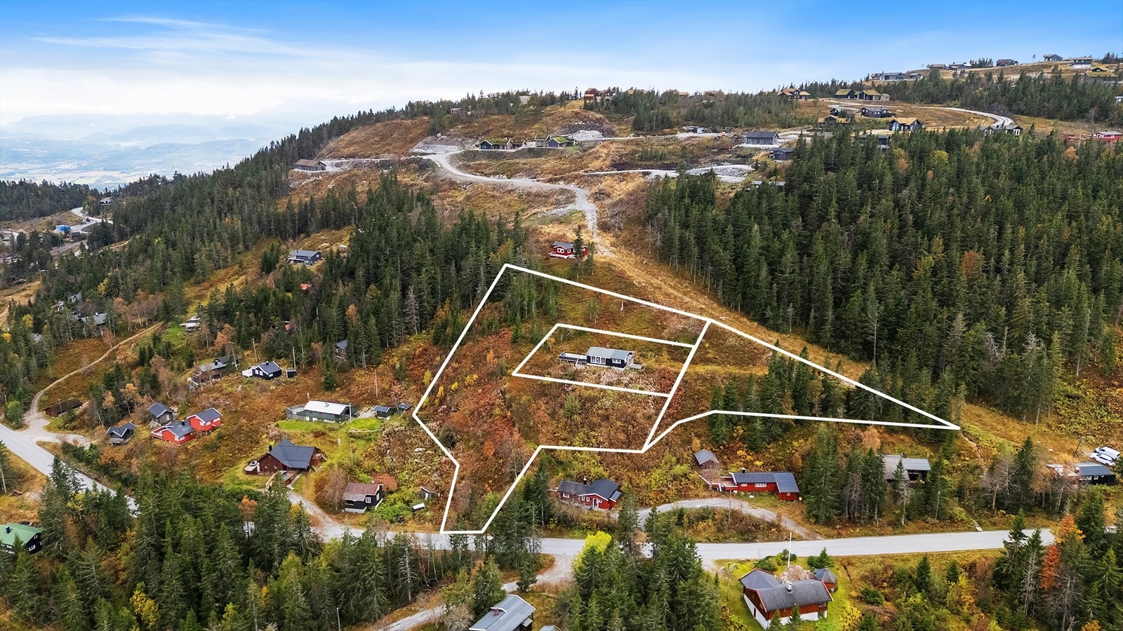 Det medfølger to ubebygde tomter. Totalt utgjør arealet på alle tomtene ca 5 657 kvm Galleribilde