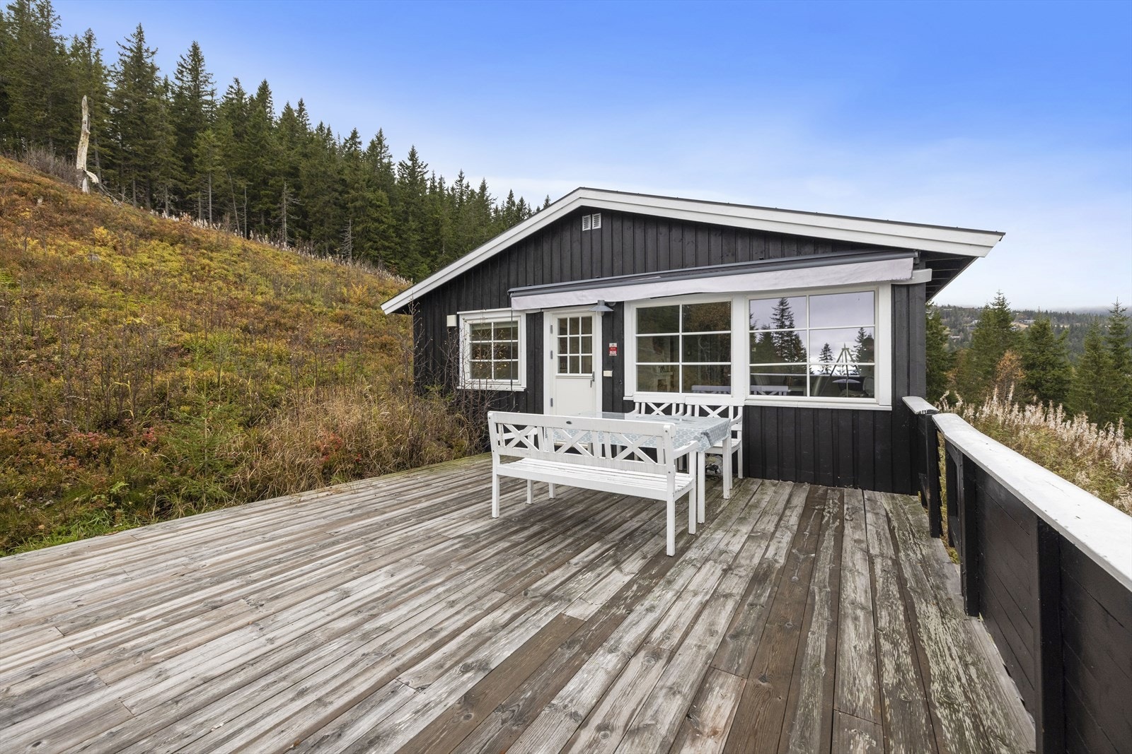 Det er god plass til flere sittegrupper på terrassen Galleribilde