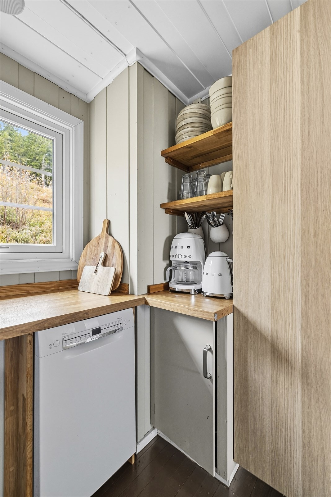 Det er etablert et lite rom under kjøkkengulv for oppbevaring av tørrvarer med stabil temperatur Galleribilde