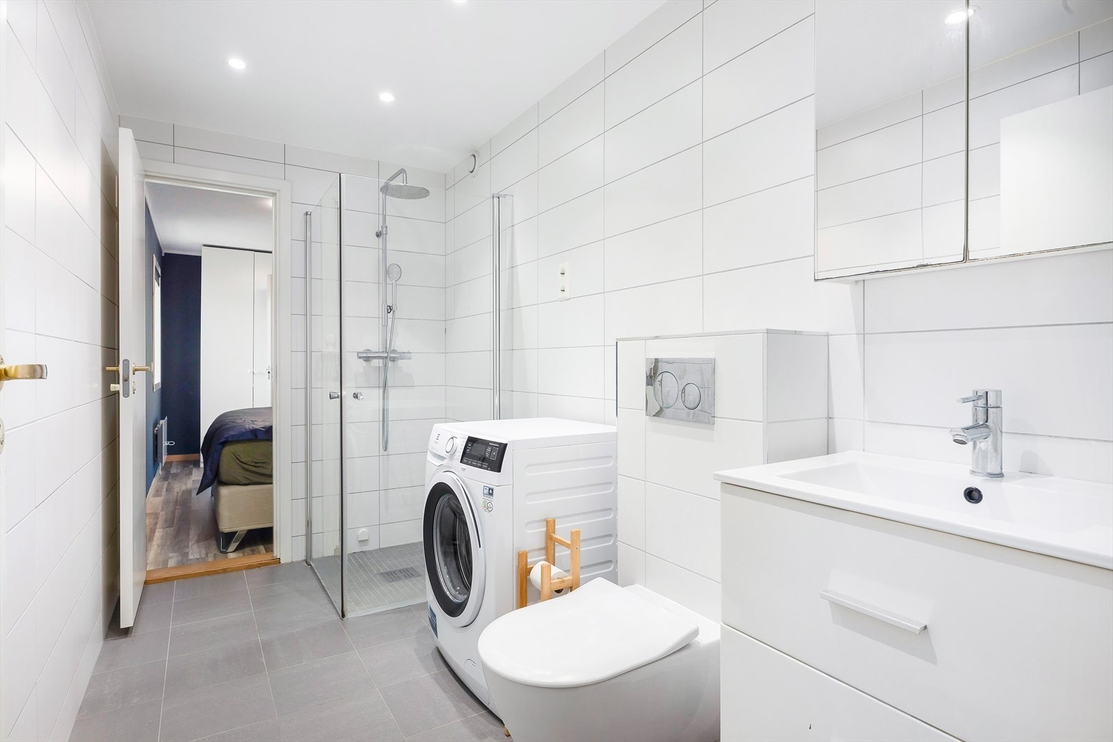 Badet ble totalrenovert i 2019 (Sofienberg Bygg AS) og fremstår moderne og gjennomført. Det er flislagt med behagelig gulvvarme og downlights i himlingen. Galleribilde