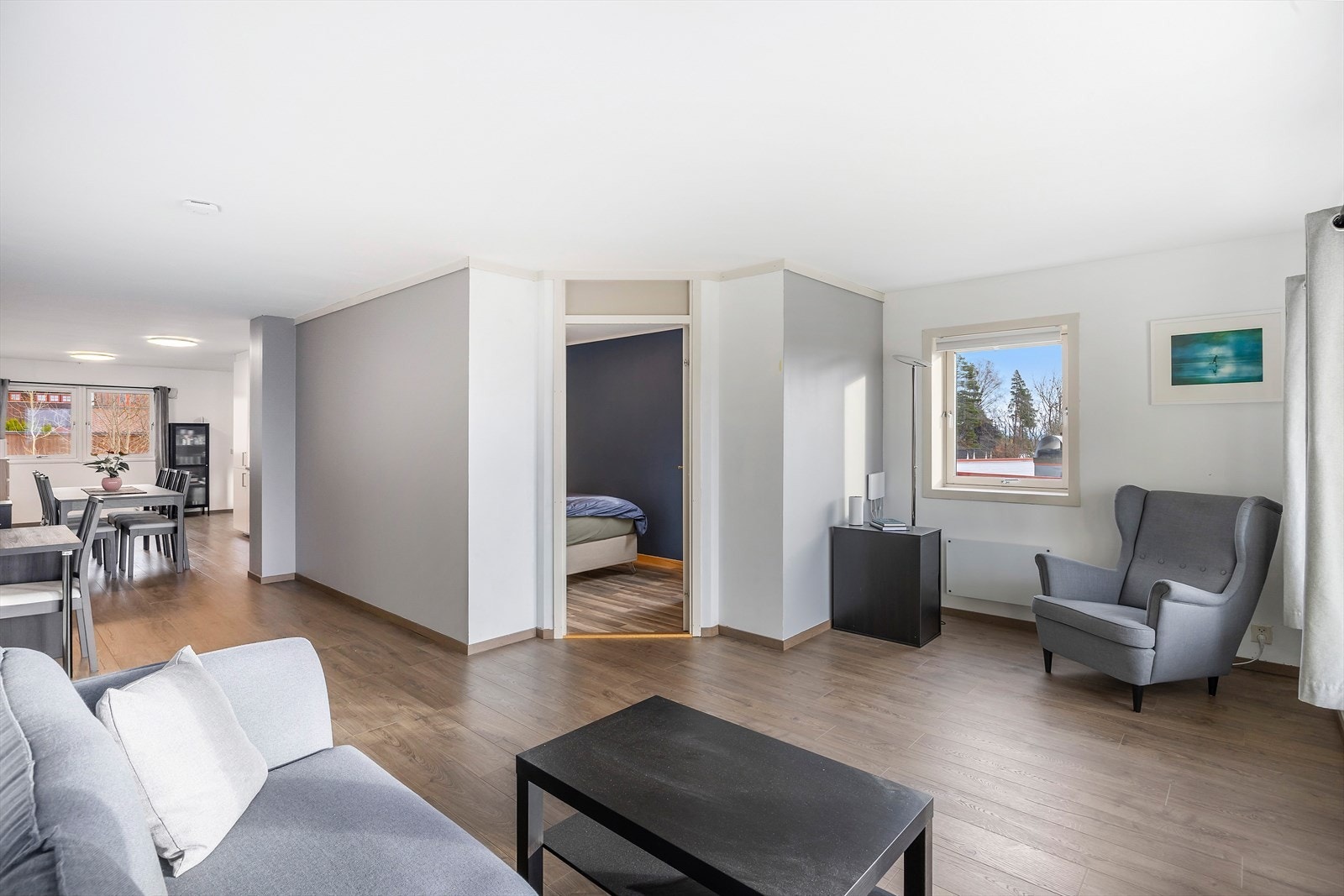 Stuen fremstår som lys og luftig, med store vindusflater som slipper inn rikelig med dagslys - takket være boligens hjørnebeliggenhet. Galleribilde