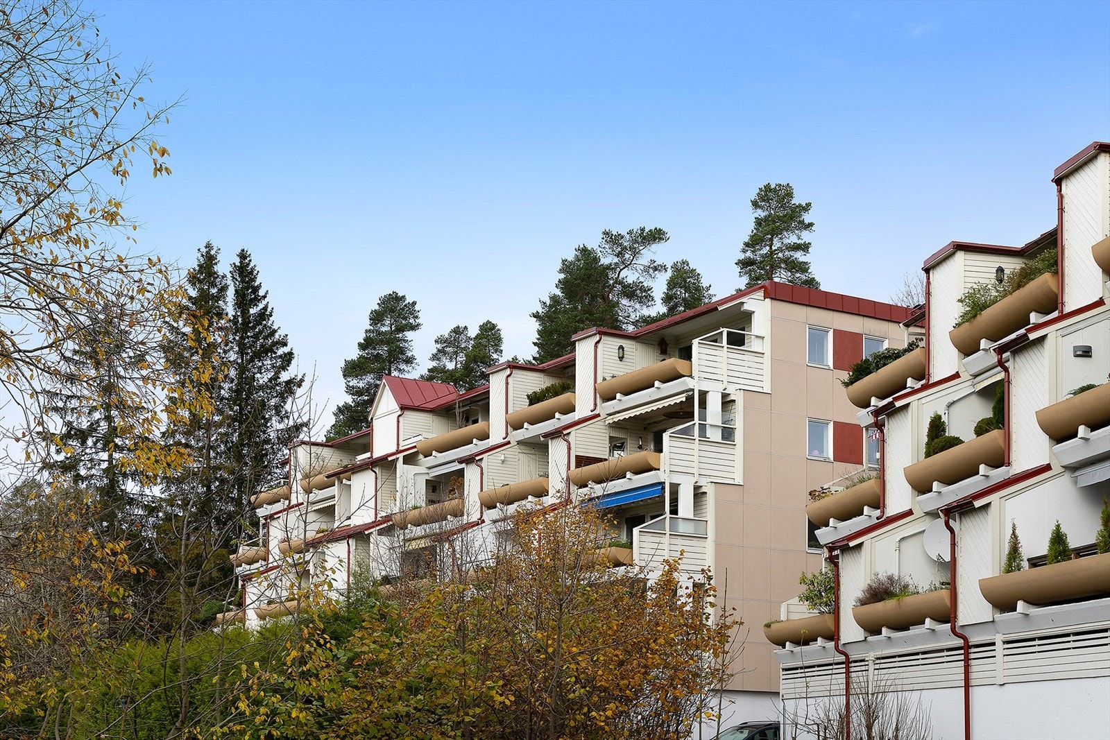 Leiligheten ligger i et veletablert boligområde omgitt av natur og turmuligheter året rundt. Galleribilde