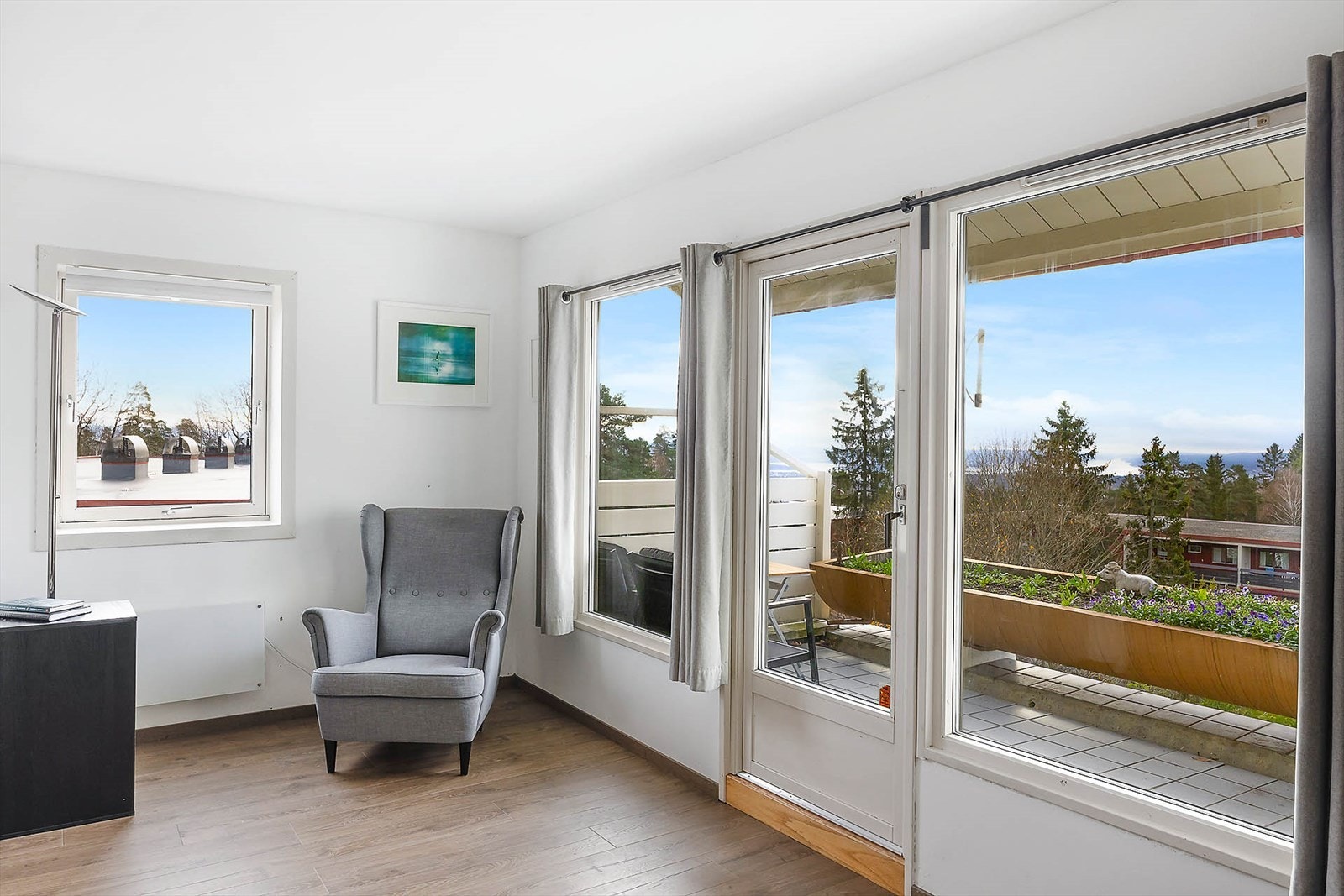 Fra stuen er det direkte utgang til en solrik terrasse på 8 kvm, et av boligens absolutte høydepunkter. Galleribilde