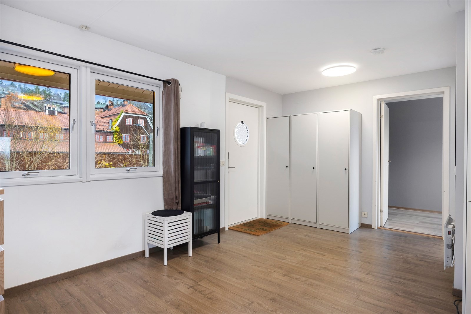 Velkommen inn i en romslig og funksjonell entré med god plass til garderobeskap og oppbevaring. Et praktisk og ryddig velkomstpunkt som gir et godt førsteinntrykk. Galleribilde