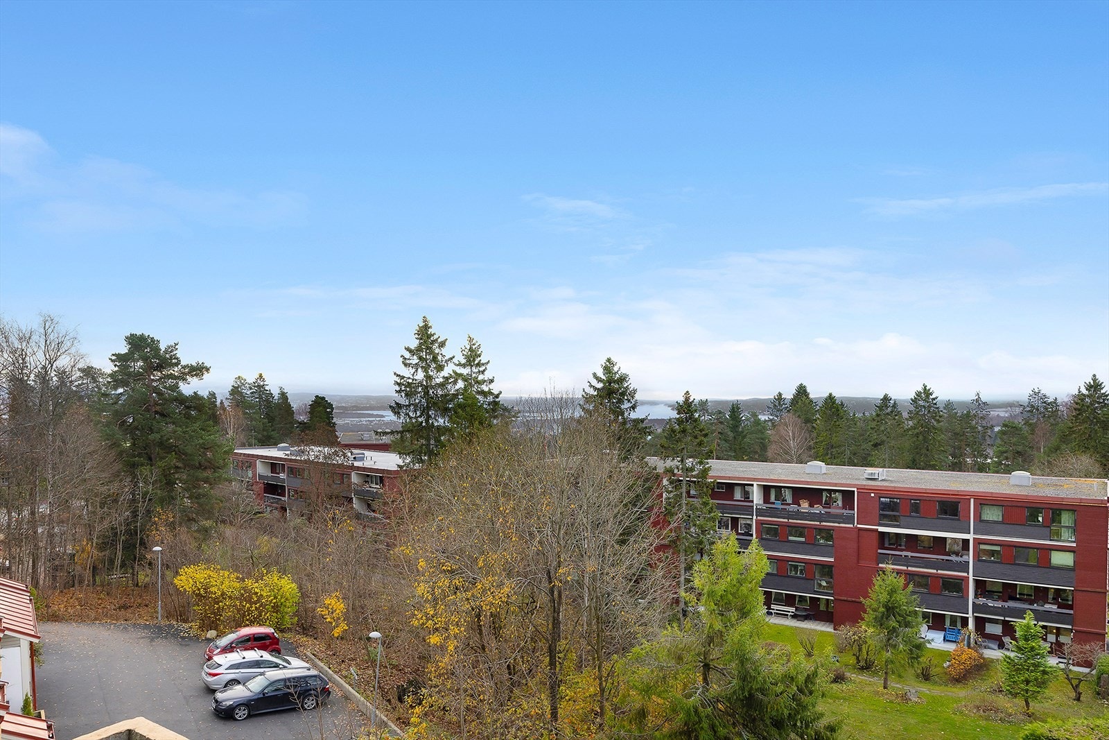 Terrassen er skjermet med begrenset innsyn, og oppleves som en naturlig forlengelse av boligen. Utsikten og solforholdene her må rett og slett oppleves. Galleribilde