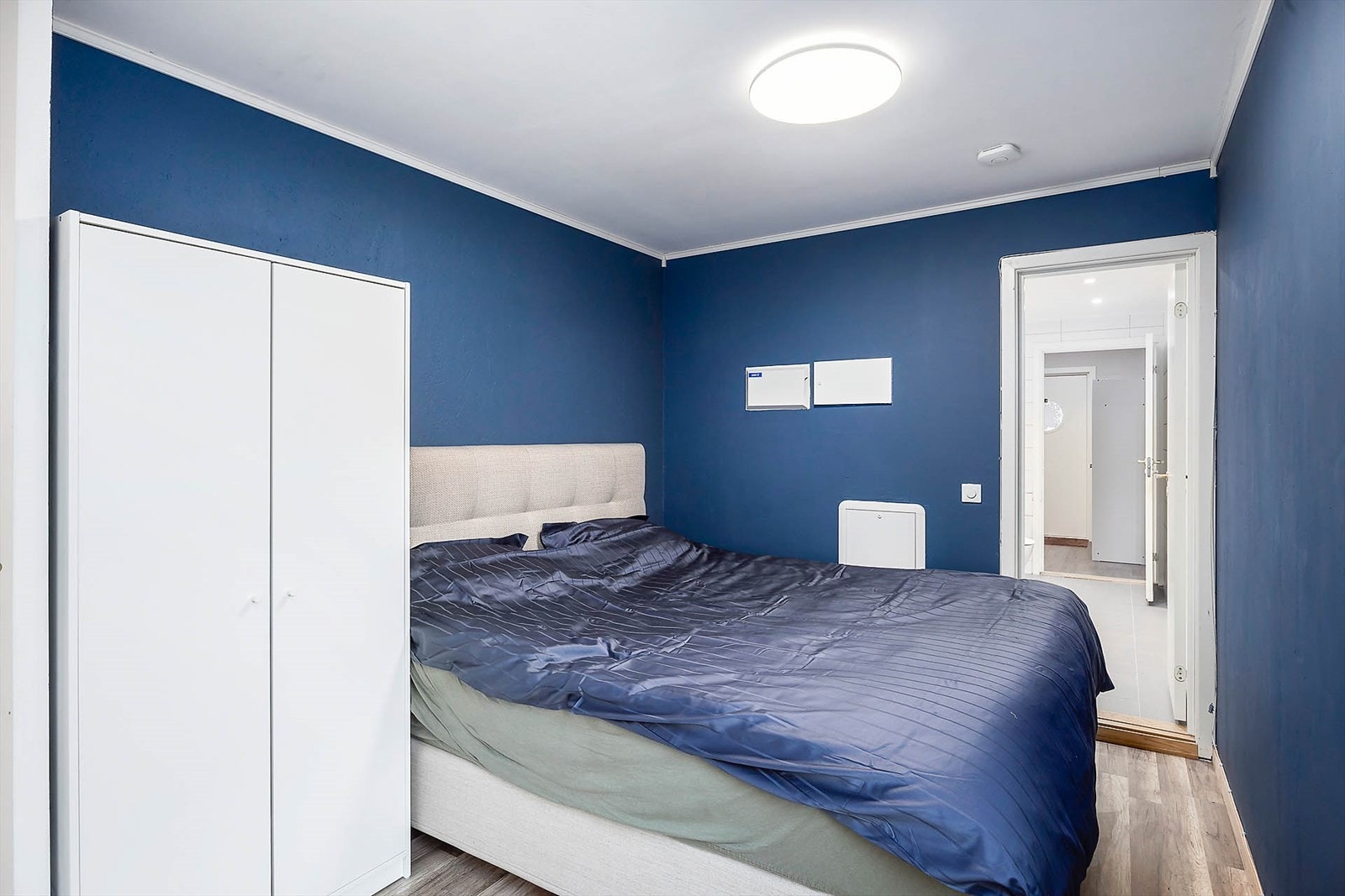 Hovedsoverommet er romslig og har plass til dobbeltseng, nattbord og garderobeskap. Galleribilde