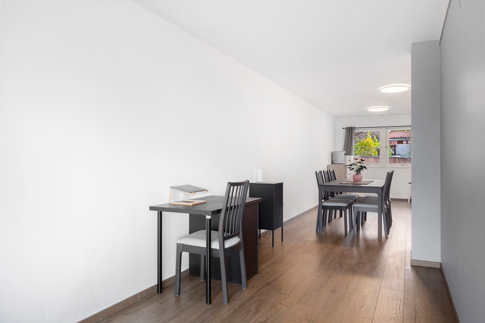 Det er en åpen passasje mellom kjøkken og stue, som skaper en god forbindelse mellom rommene. Galleribilde