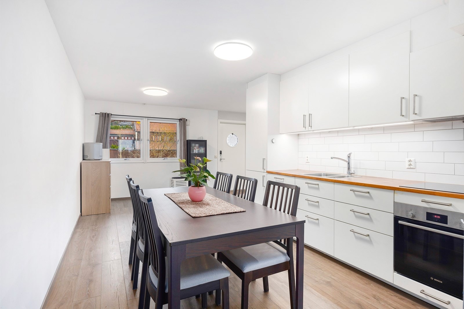 Kjøkkenet ble oppgradert i 2019 og har en moderne og tidløs innredning. Her er det også god plass til en sosial spisegruppe. Galleribilde