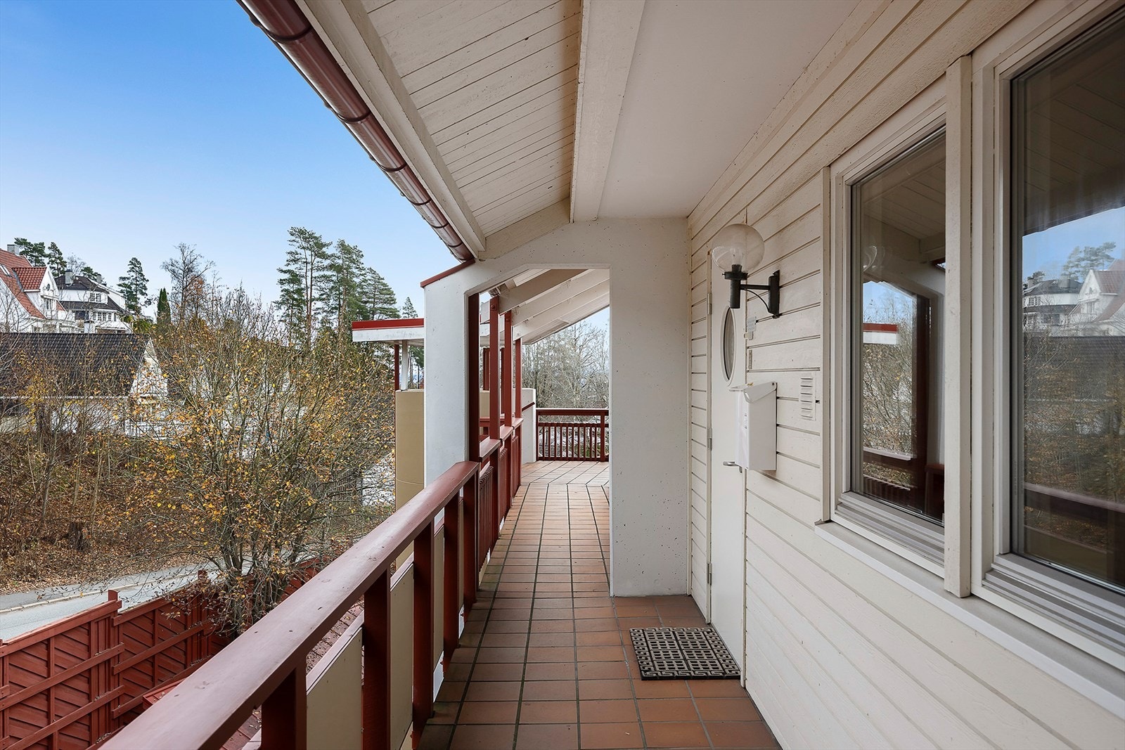 Velstelt inngangsparti som ønsker deg velkommen. Galleribilde