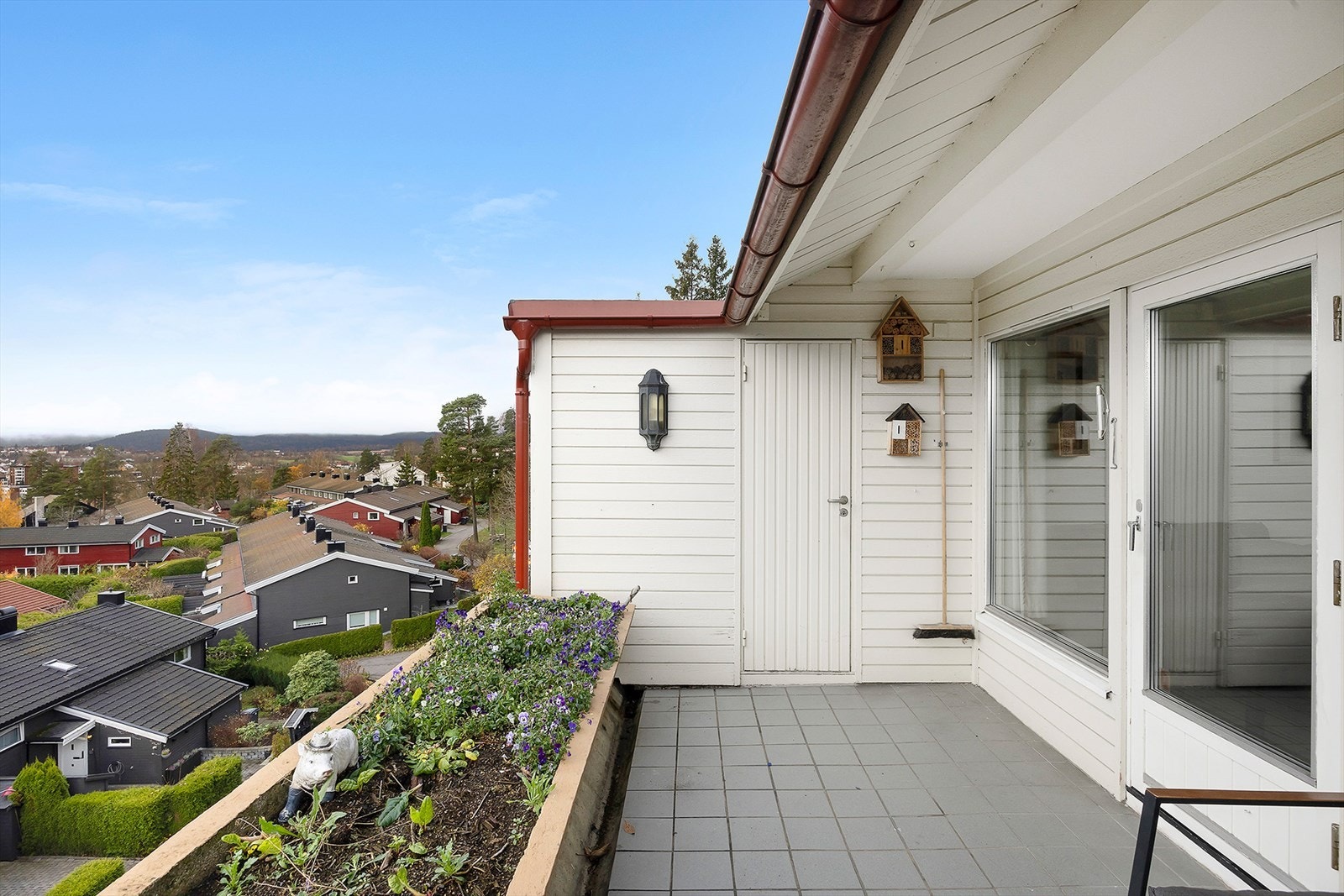 Terrassen har en attraktiv sørvestvendt beliggenhet med vidstrakt utsikt over både by og fjord. Her nyter du svært gode solforhold fra tidlig ettermiddag og langt ut på kvelden. Galleribilde