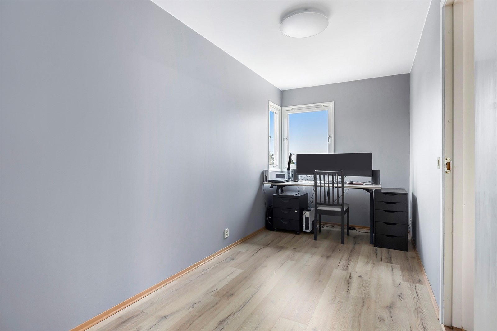 Soverom II er smart utnyttet og brukes som kontor i i dag. Rommet er pusset opp nå i november. Galleribilde