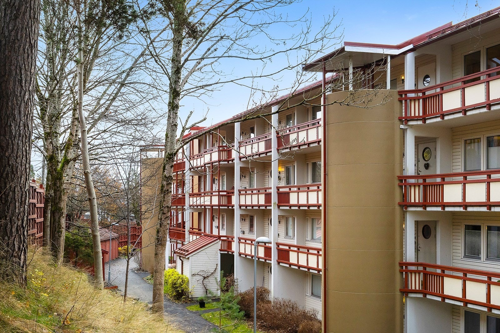 Med kollektivtransport rett utenfor døren og enkel adkomst til både by og friluftsliv, får du det beste fra to verdener. Galleribilde