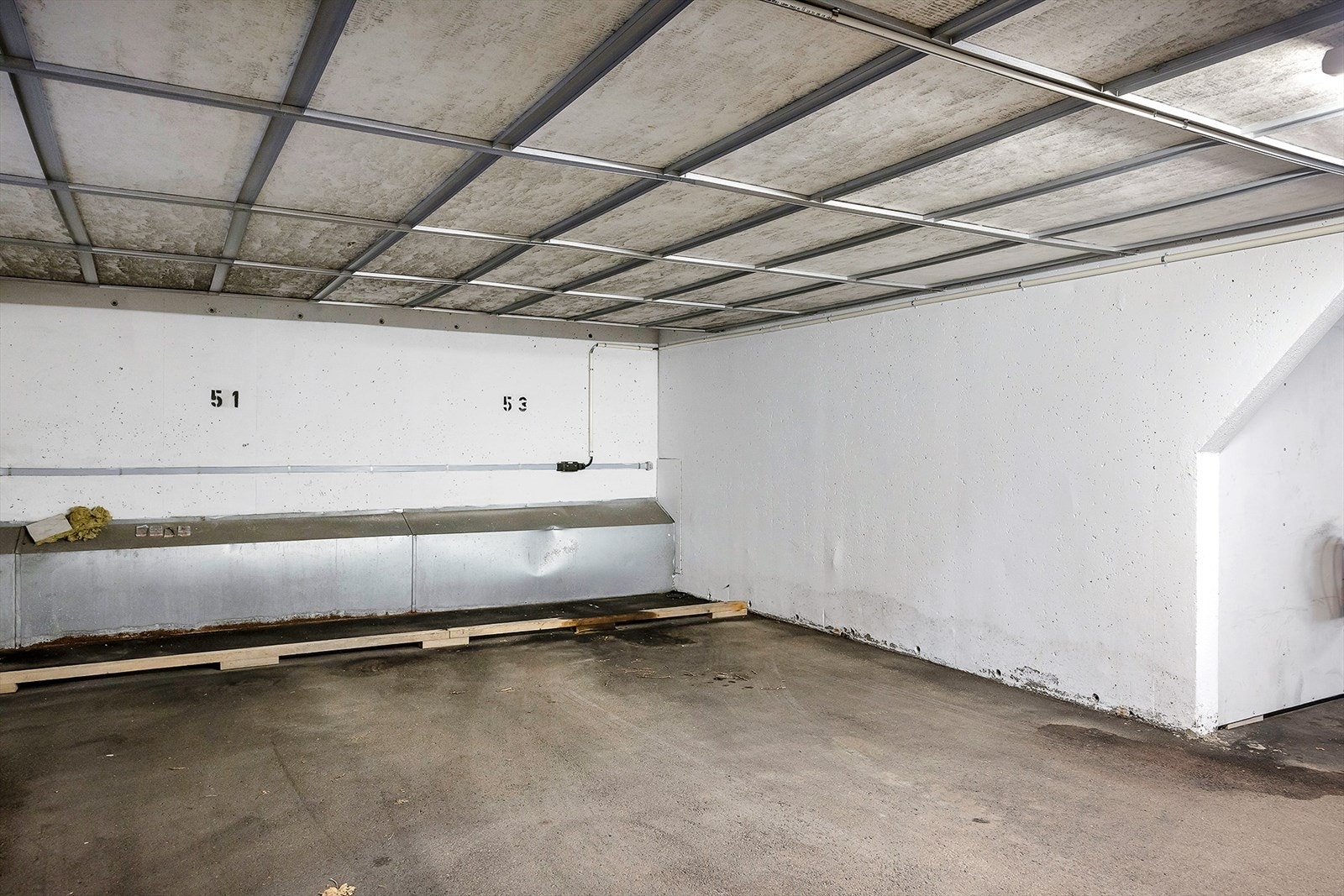 Garasjeplass med mulighet for å montere elbillader. Galleribilde