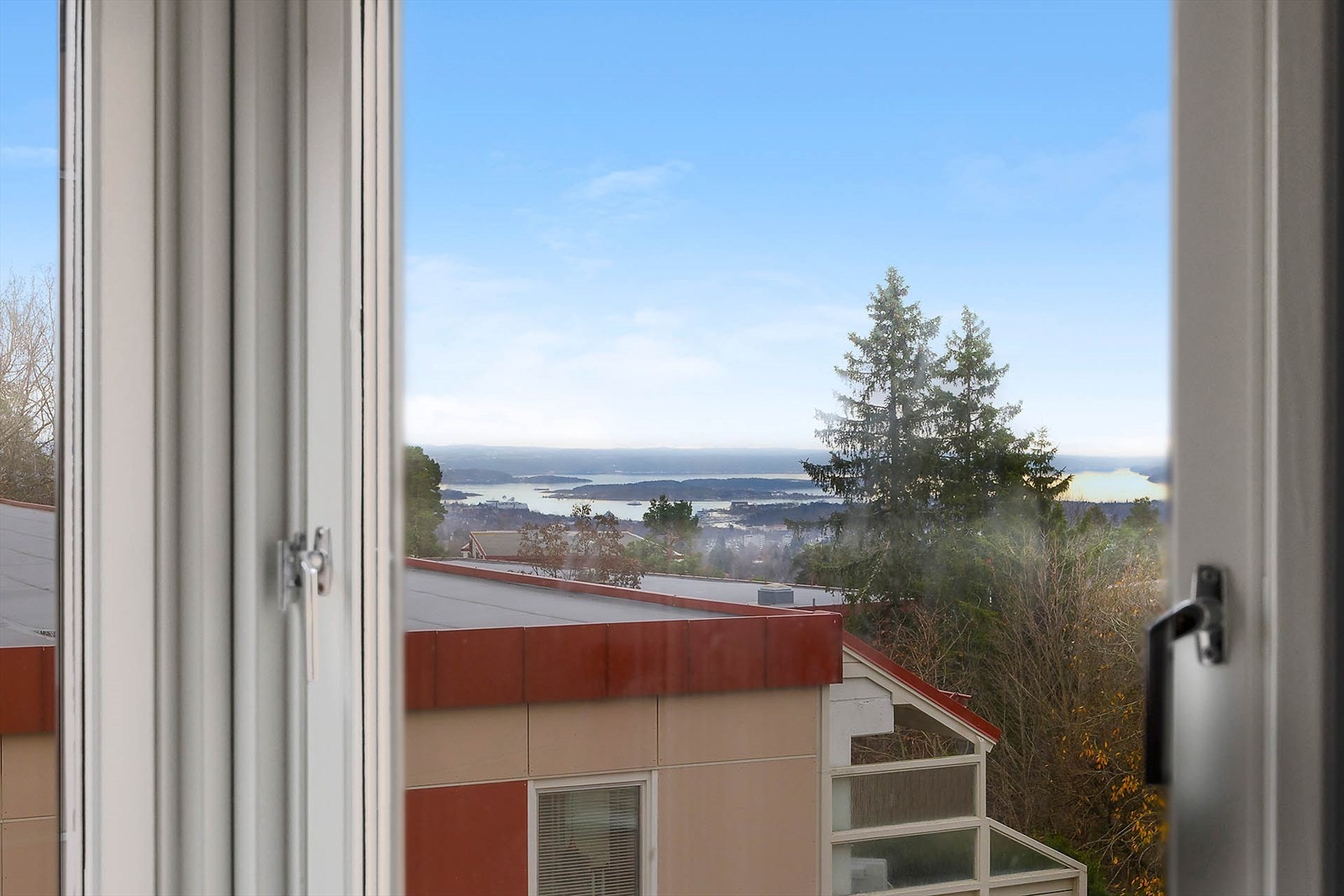 Utsikt mot fjorden rett fra vinduet. Galleribilde