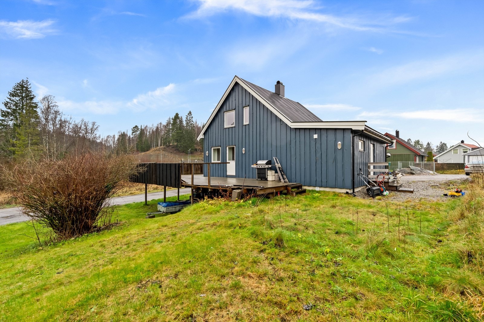 En romslig, frodig hage omgir boligen og gir gode muligheter for utelek, hagekos og avslapning. Galleribilde