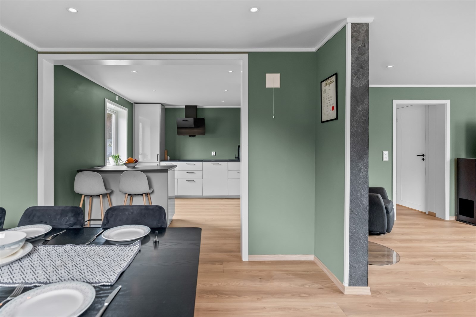 Kjøkkenøy med barstoler - perfekt for frokost på farten. Galleribilde