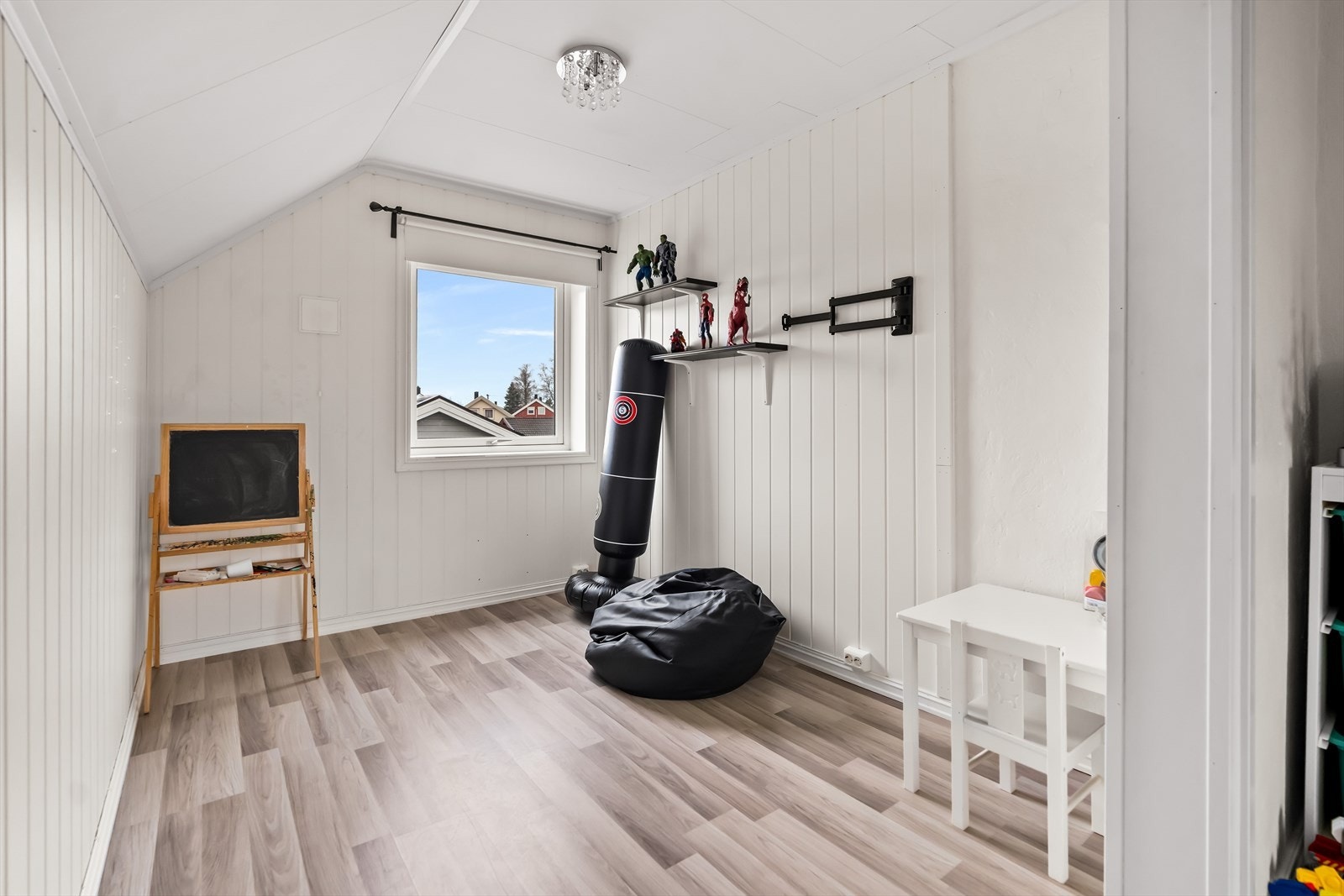 Soverom 3 tilbyr god plass og fleksibilitet, ideelt som TV-stue, lekerom, gjesterom eller hjemmekontor. Galleribilde