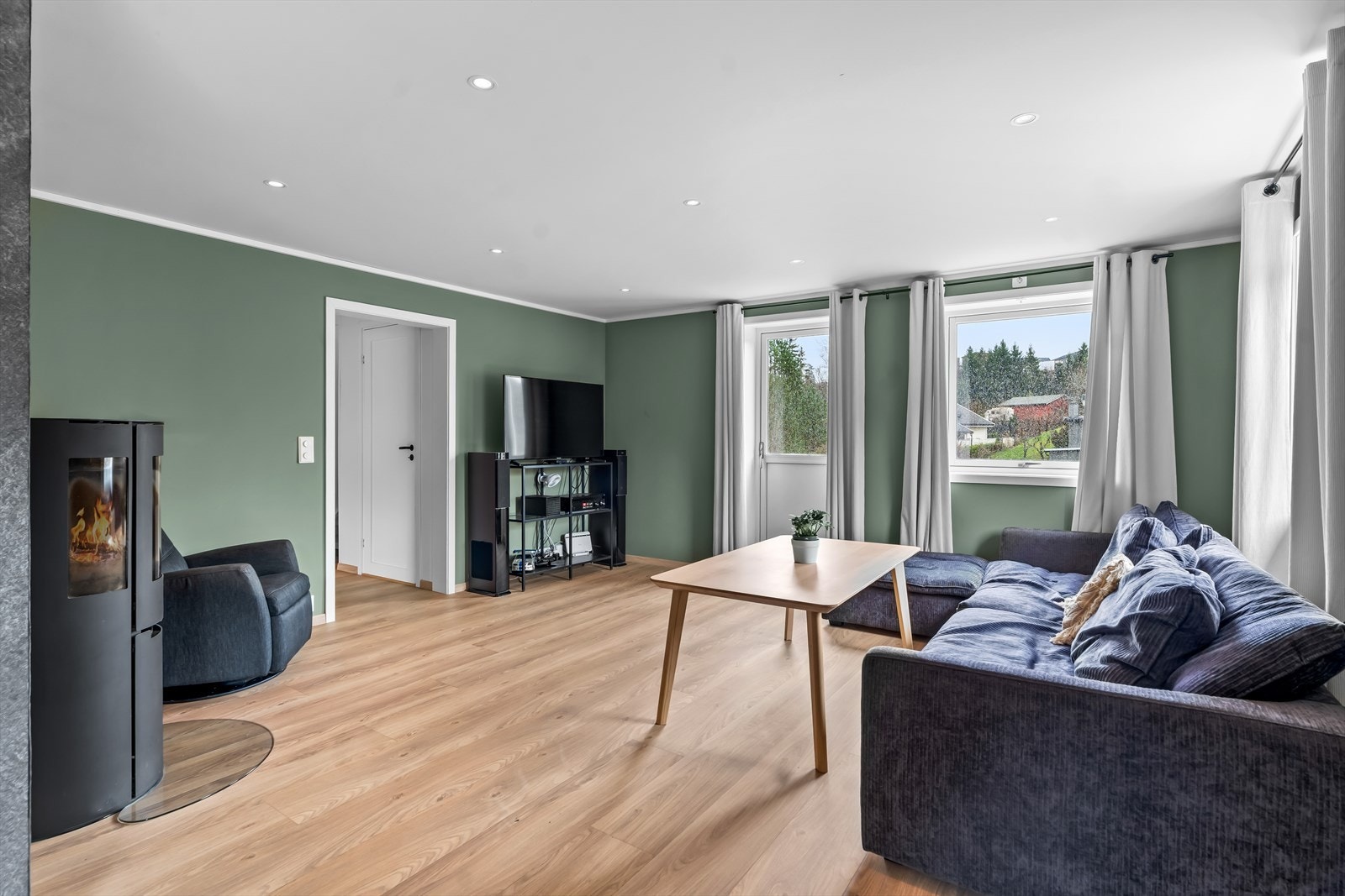 Store vinduer tilfører rommet godt med naturlig lys. Galleribilde