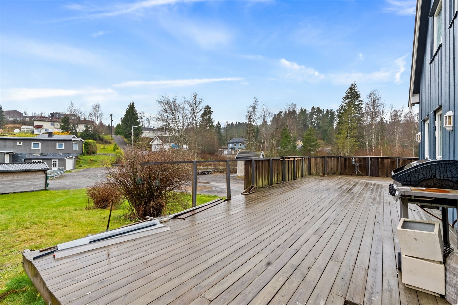 Fra stuen er det utgang til en stor og romslig terrasse med god plass til utemøbler, grill og beplantning. Galleribilde