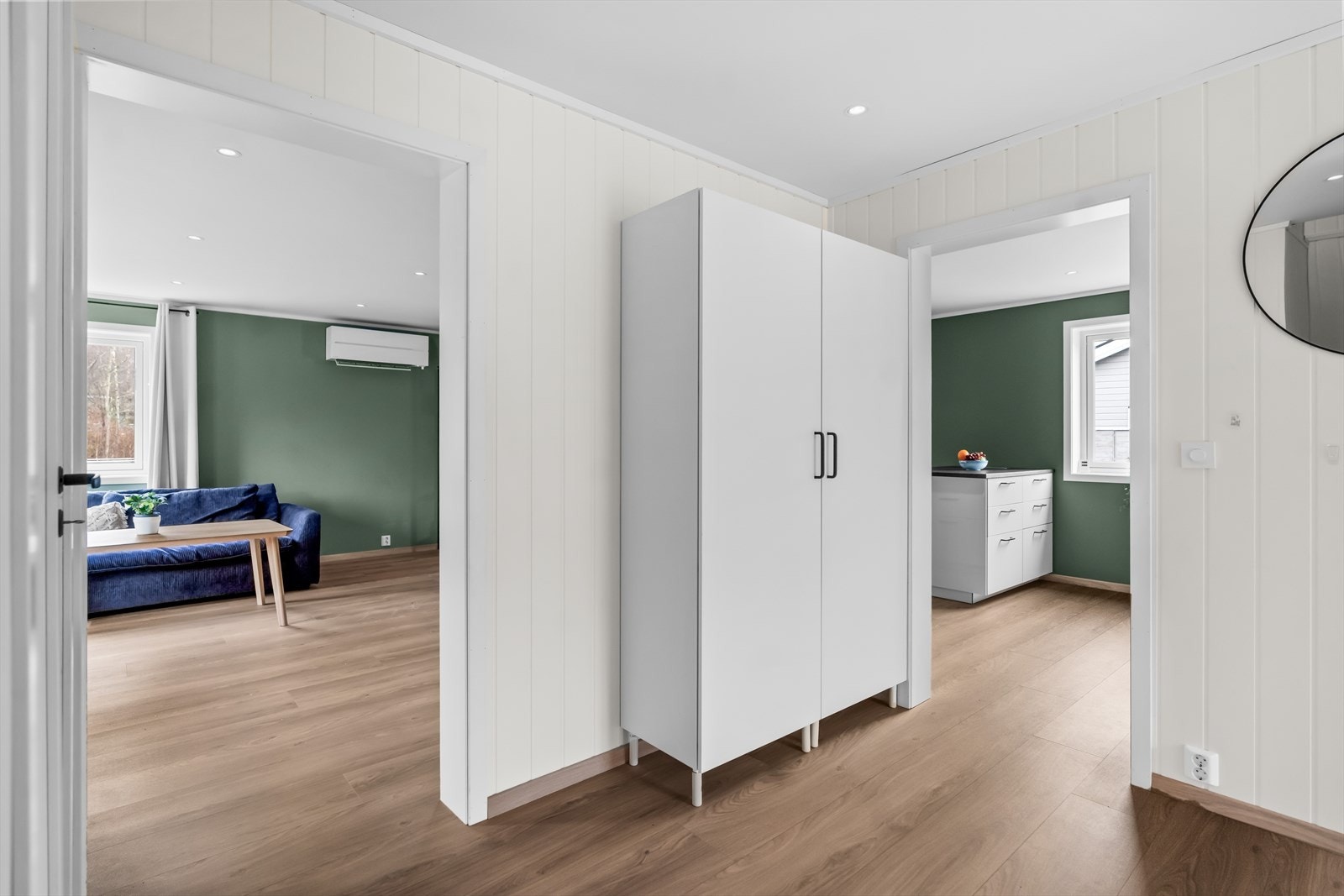 Rommet byr på praktiske og romslige oppbevaringsmuligheter. Galleribilde