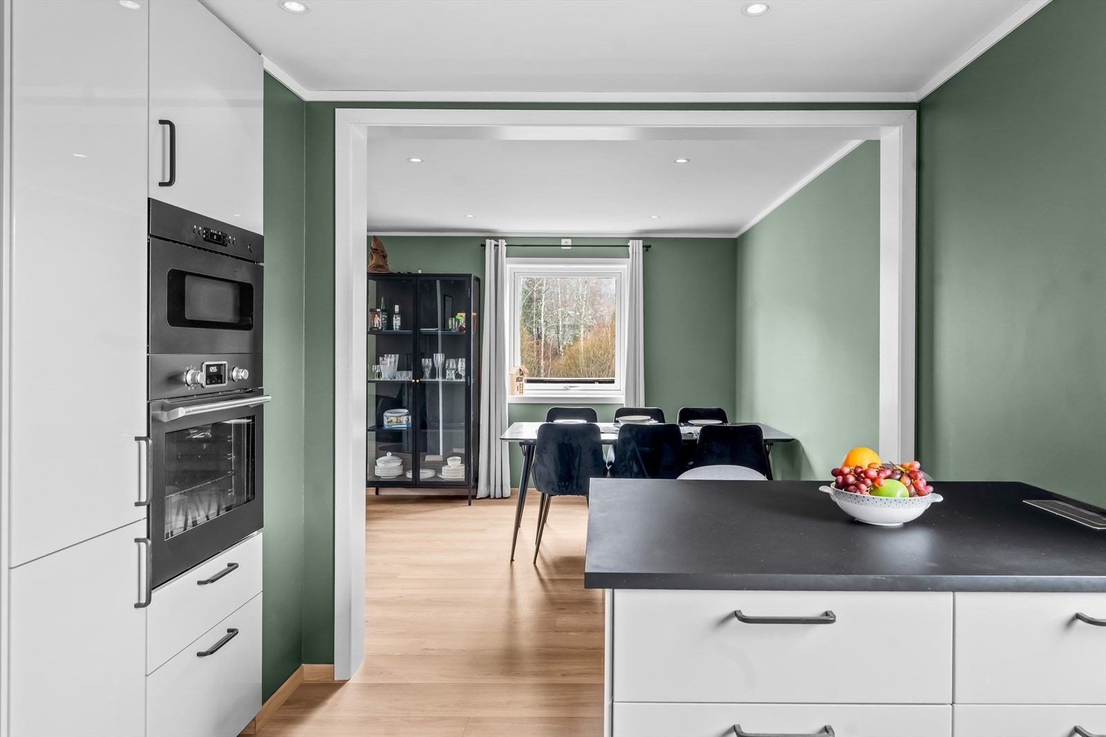 Lys og luftig atmosfære med vinduer på begge sider. Galleribilde