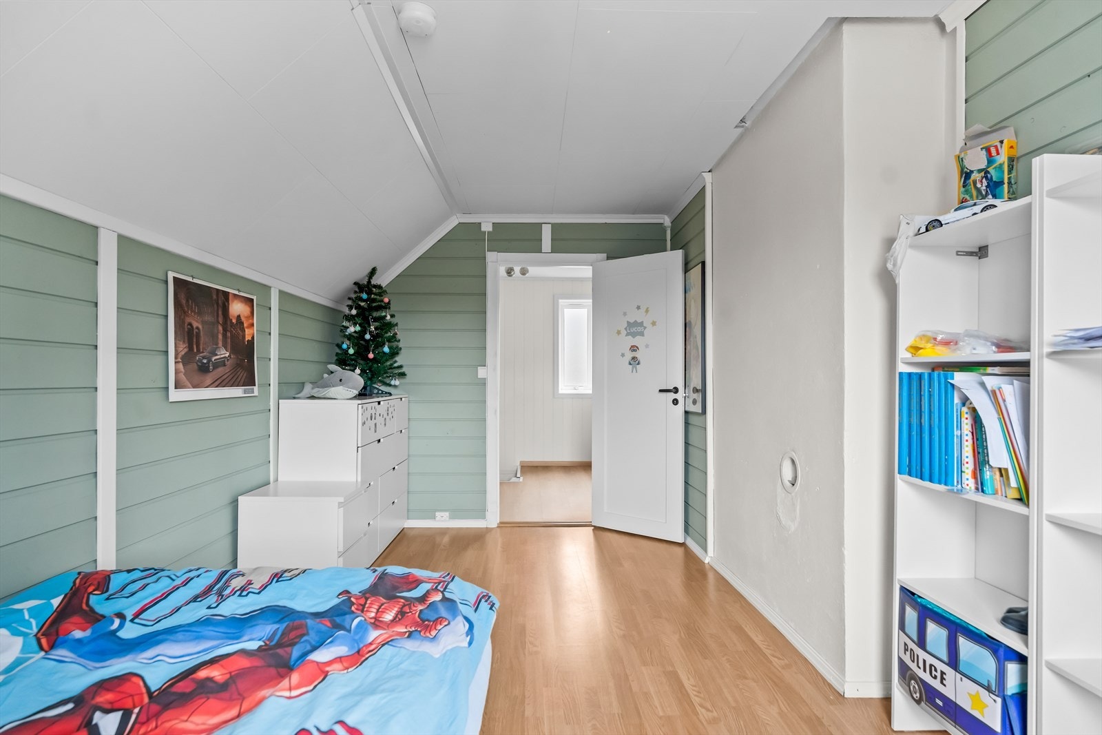 Store vindusflater gir rommet et lyst og luftig preg, med naturlig lys som fyller rommet. Galleribilde