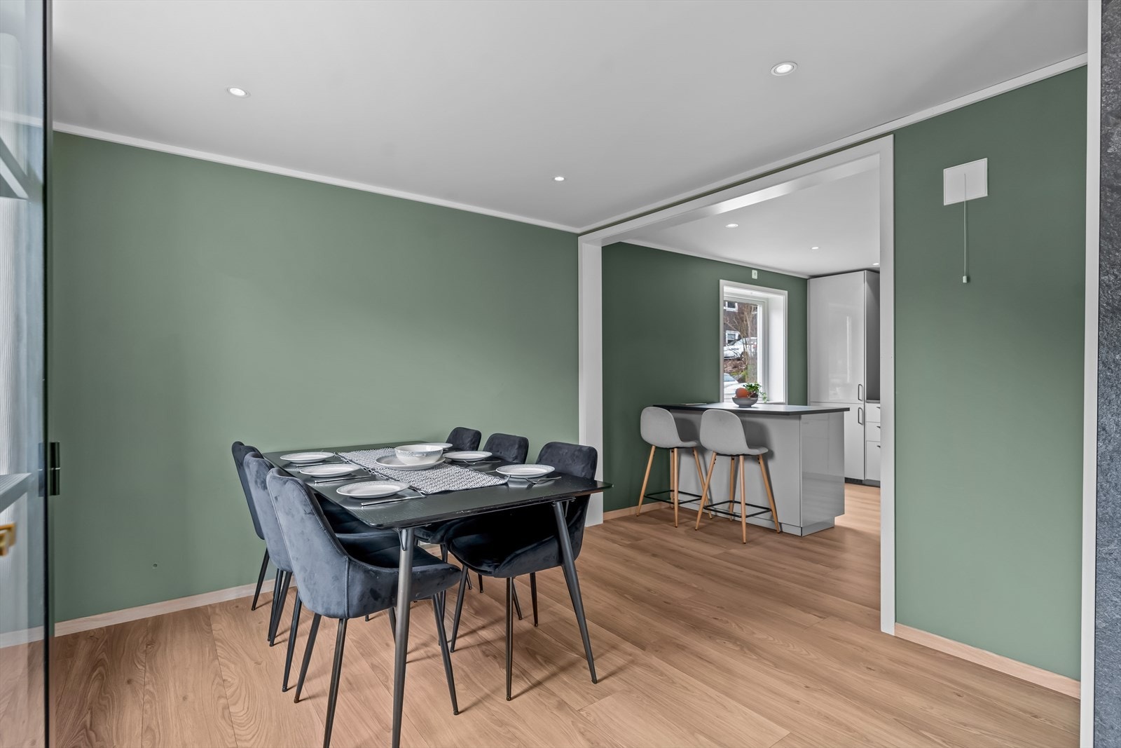 Romslig spisestue med plass til stort spisebord - perfekt for hyggelige måltider og sosiale sammenkomster. Galleribilde