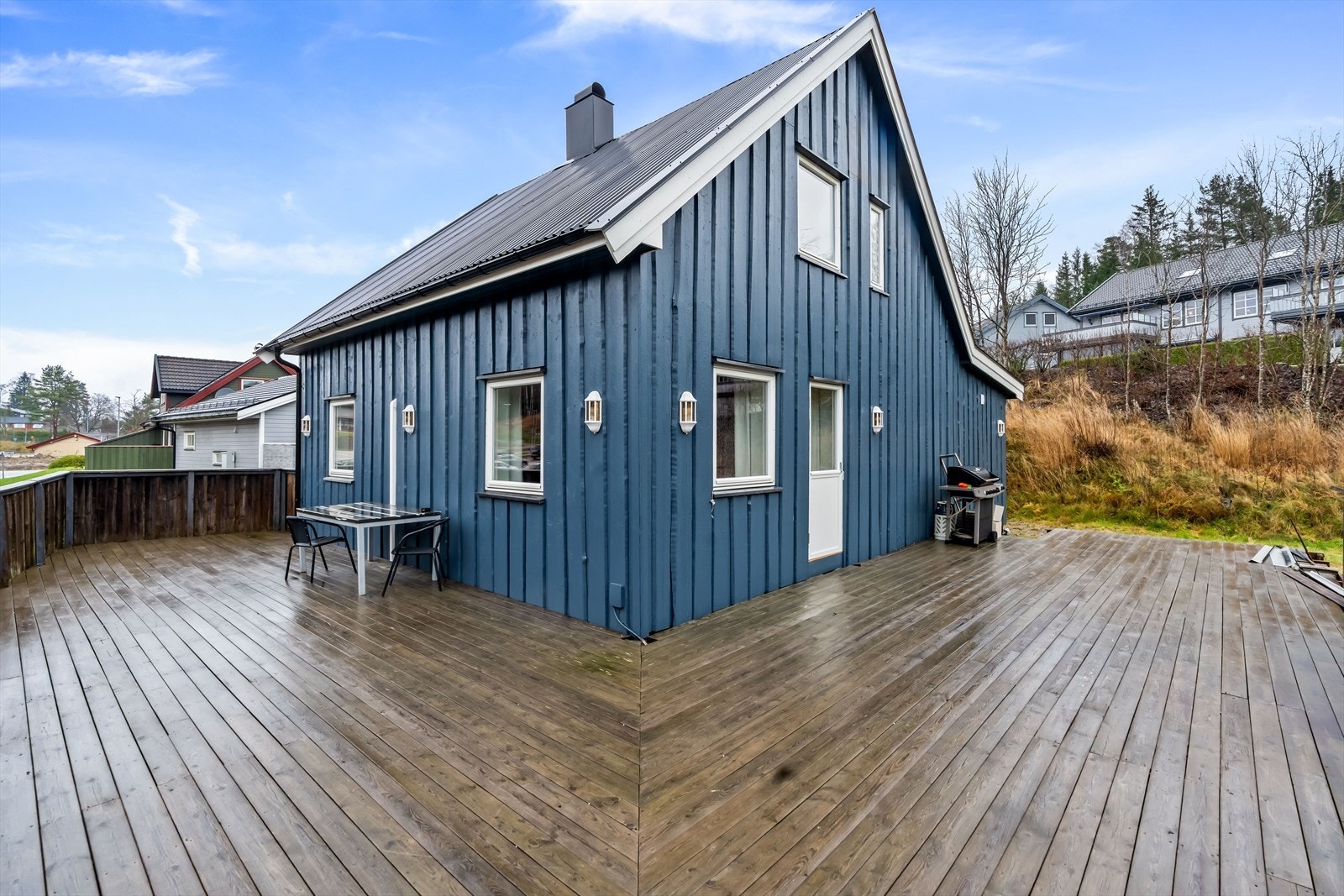 En lekker og moderne enebolig over tre plan med stor hage, beliggende sentralt på Flateby. Galleribilde