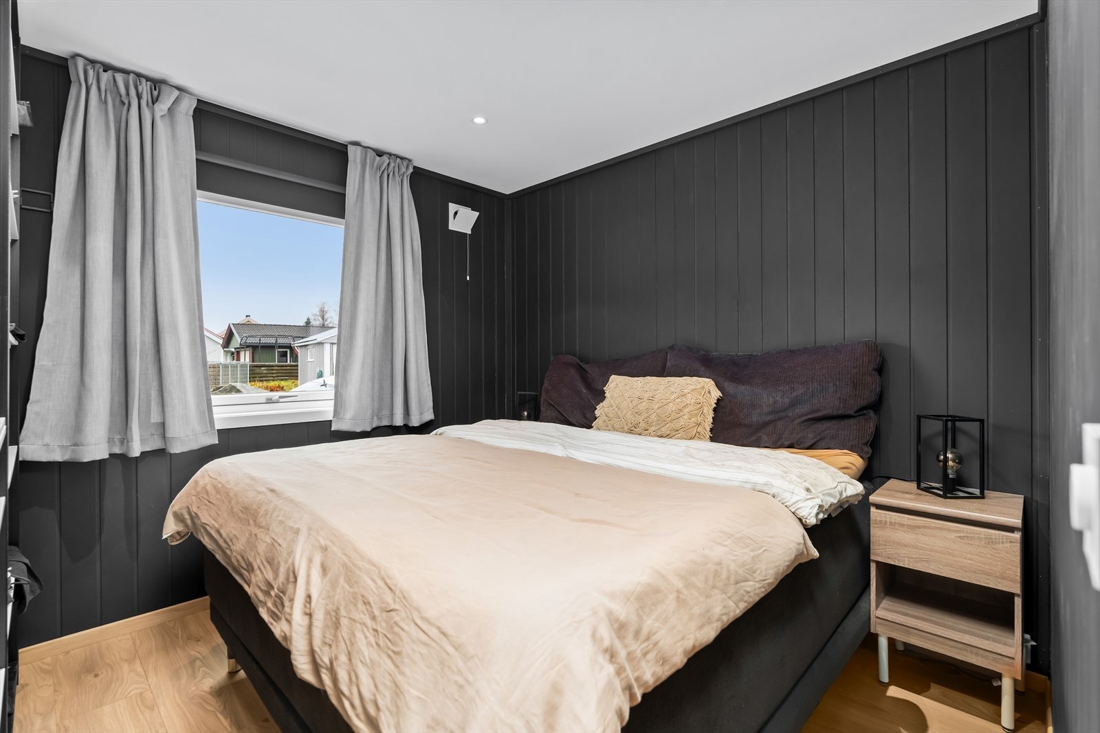 Boligen byr på tre romslige soverom, med ett i første etasje og to i overetasjen - perfekt for både familieliv og gjester. Galleribilde