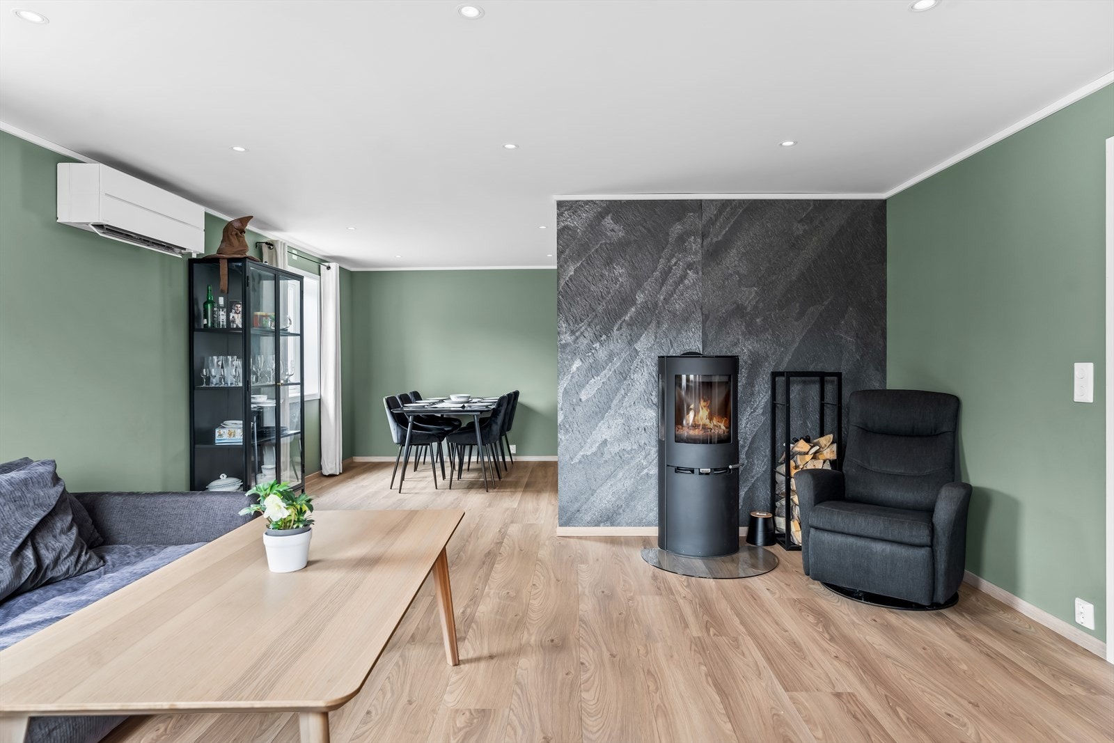 En lys og luftig stue i harmoniske, lune toner, med en innbydende peis som skaper et varmt og hyggelig samlingspunkt. Galleribilde