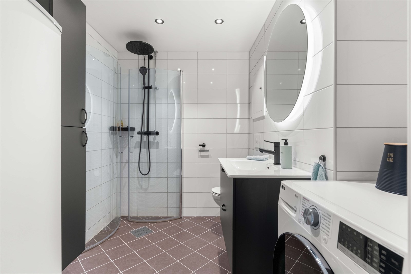 Badet er delikat og ble rehabilitert av borettslaget i 2022. Gulvet har elektrisk gulvvarme for ekstra komfort. Galleribilde