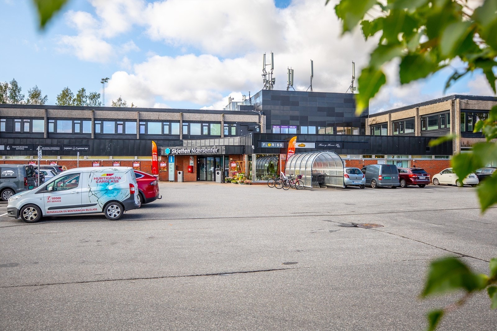 Skjetten nærsenter ligger rett ved boligen. Galleribilde