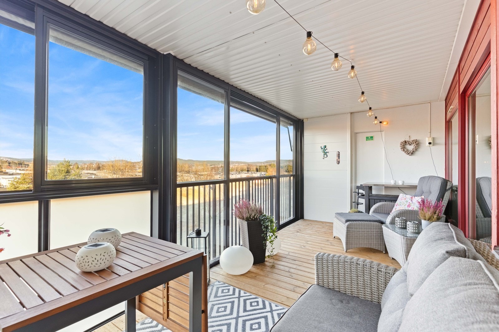 Dette er en svært innbydende 2-roms leilighet, med en herlig innglasset balkong. Galleribilde