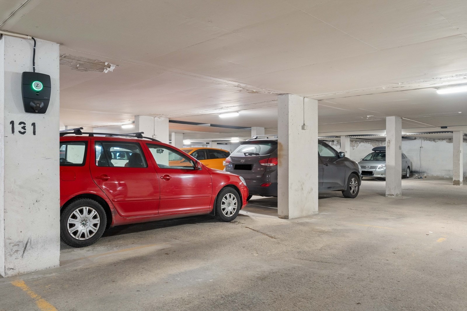 Boligen disponerer en garasjeplass, med elbillader. Galleribilde
