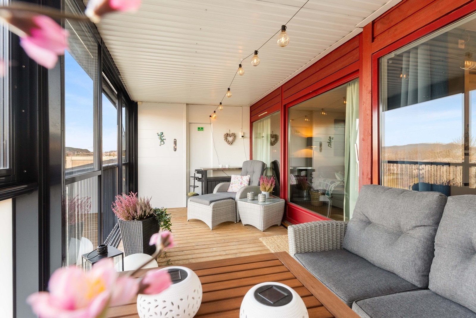 Balkongen fungerer som en forlengelse av stuen på sommerhalvåret, og har dører man kan skyve til siden for sol og frisk luft. Galleribilde