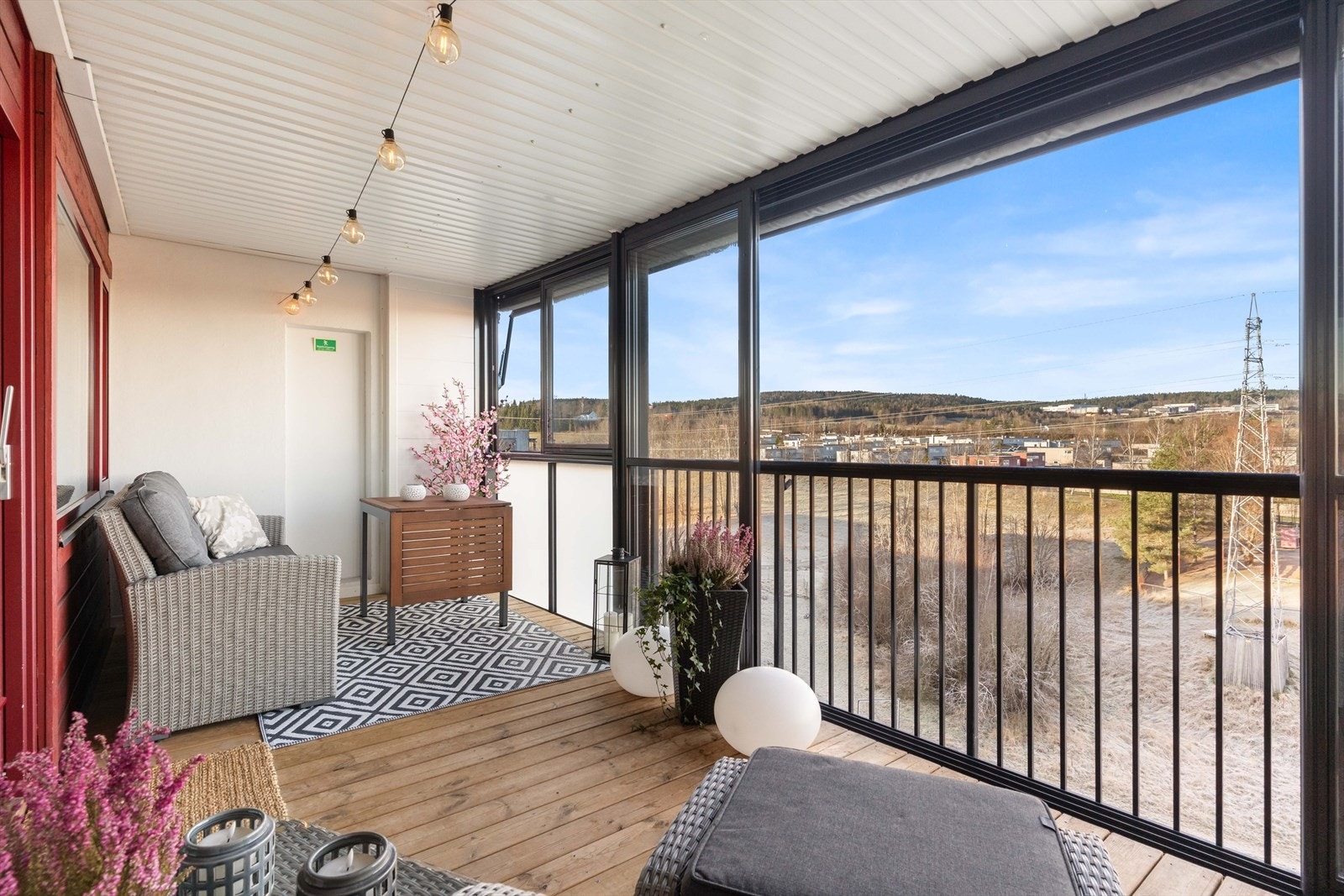 En fantastisk uteplass som inviterer til både avslapning og hyggelige stunder. Galleribilde