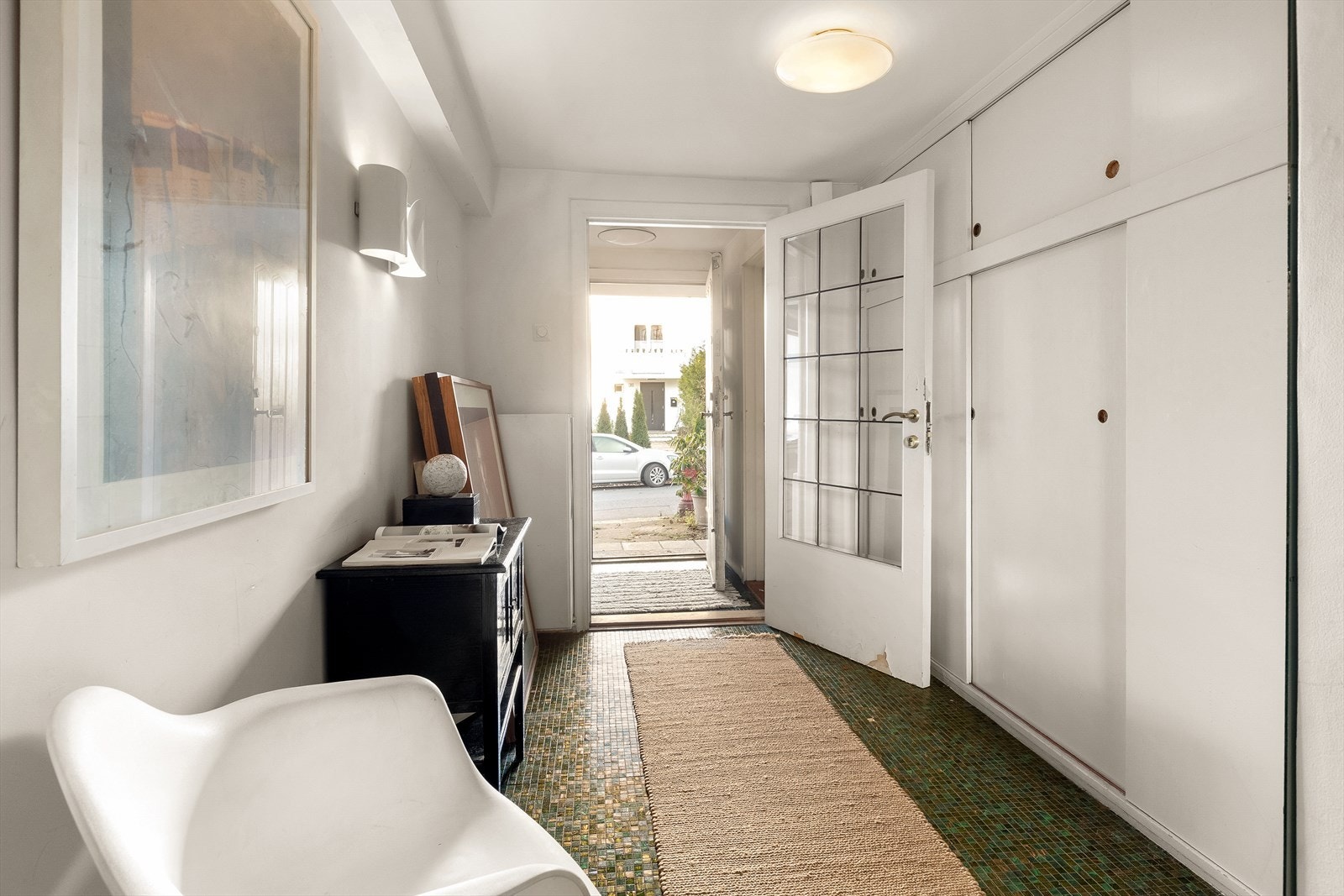 Utgang til forhagen/inngangsparti. Galleribilde