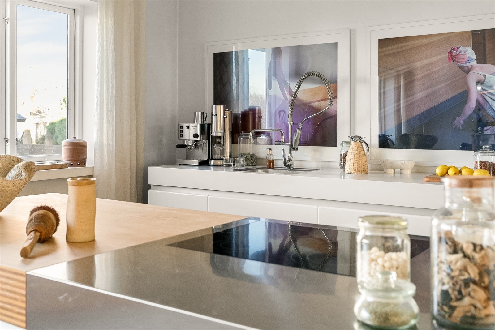 Integrerte hvitevarer med: komfyr, induksjon platetopp, nedfelt i rustfritt beslag oppvaskmaskin i skuff. Galleribilde