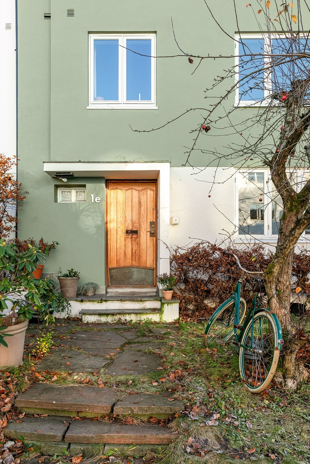 Karakteristisk inngangsparti med original inngangsdør. Galleribilde