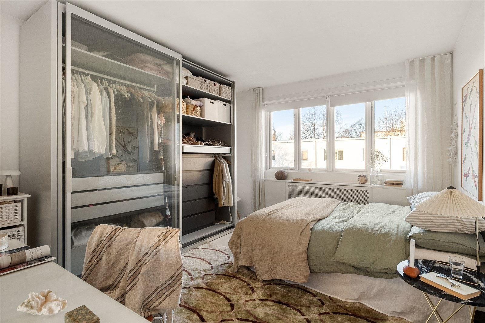 Flott og lyst soverom, rommer stort garderobeskap. Galleribilde
