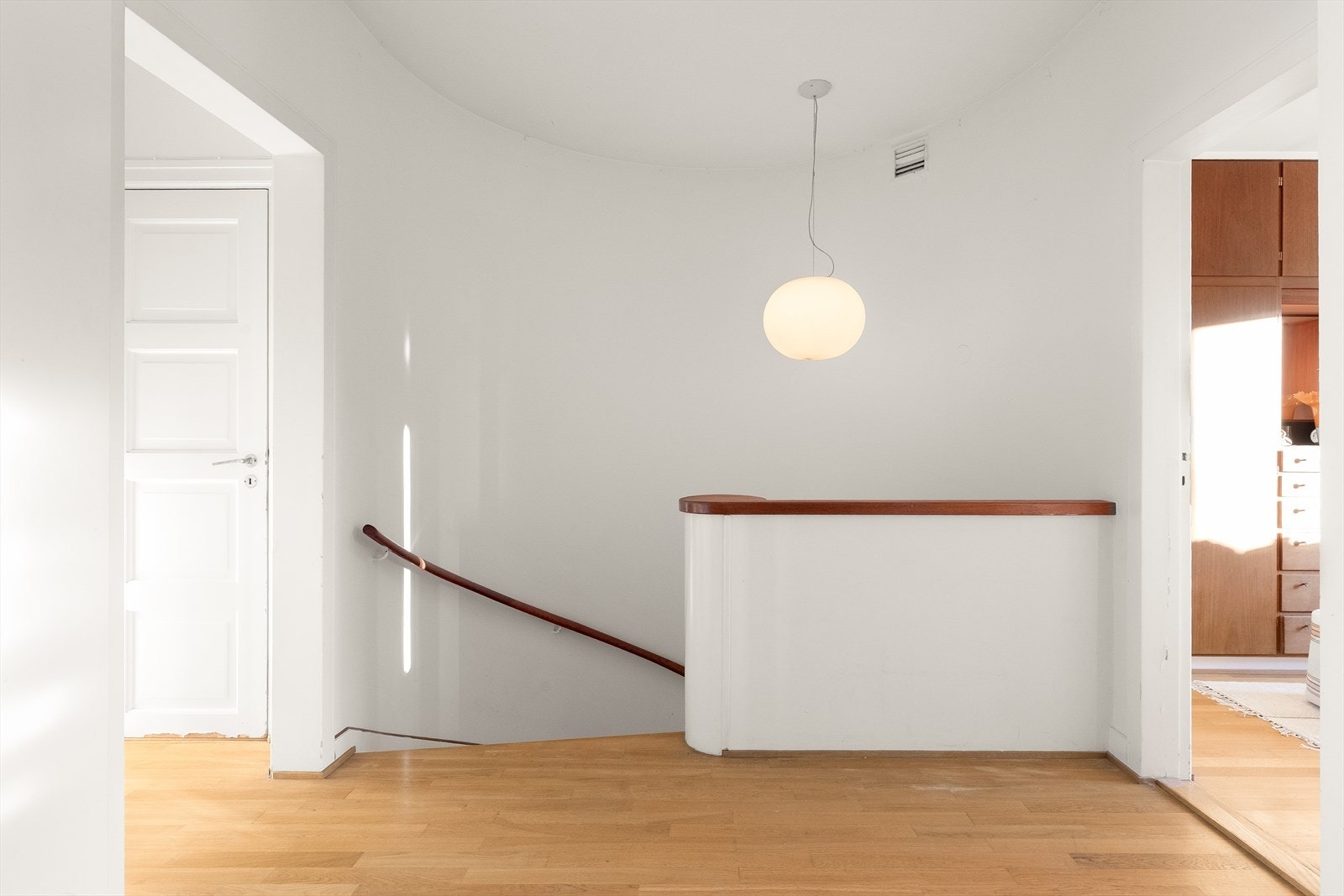 Trapperommet leder videre til overetasjen som tar deg lyst imot. Rommet forgreiner seg til boligens tre soverom, bad, toalett og omkledningsrom ("
walk-in-closet"). Galleribilde