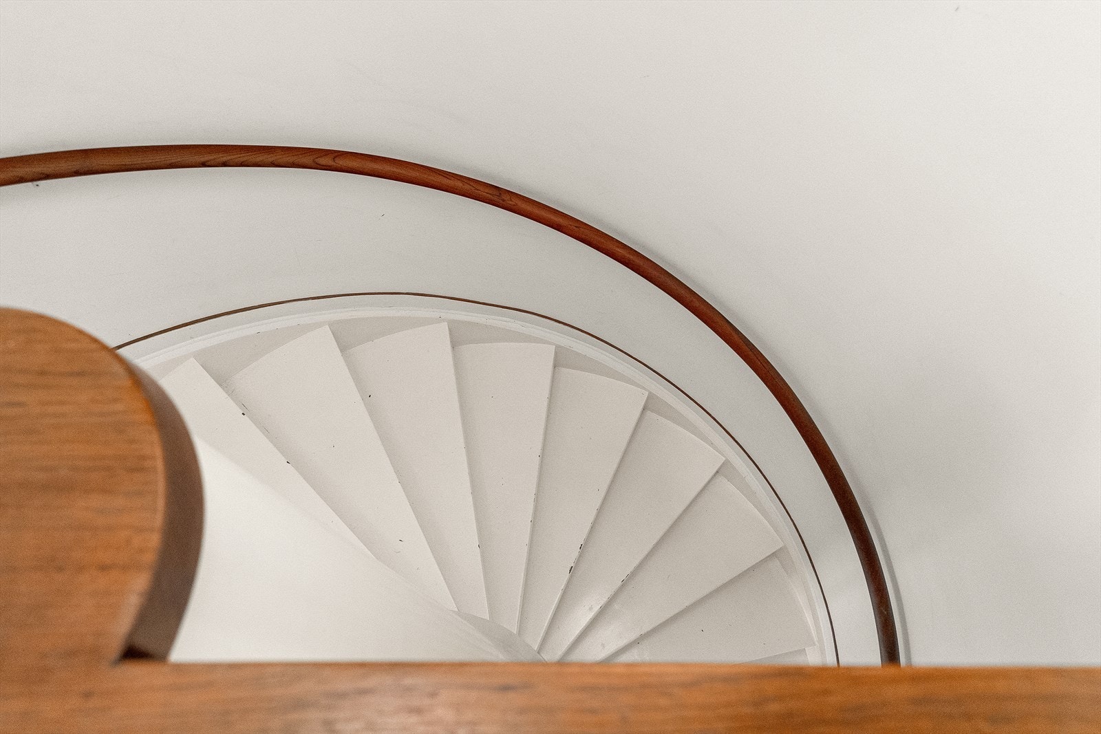 Fra boligens andre etasje tar man seg til de øvrige etasjene via et lekkert trapperom- med bevarte detaljer. Galleribilde