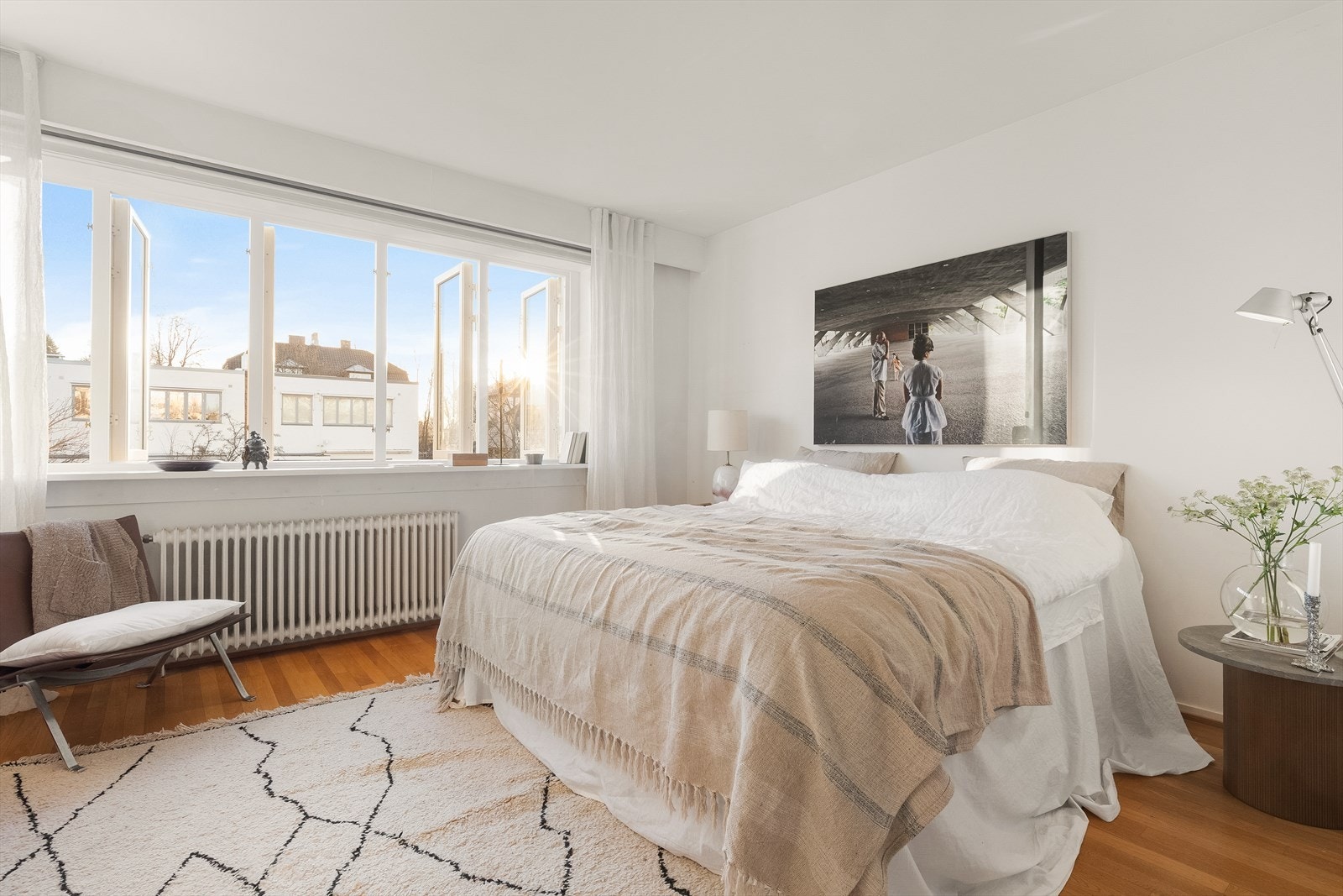 Hovedsoverom henvendt mot rolige hageområder. Galleribilde