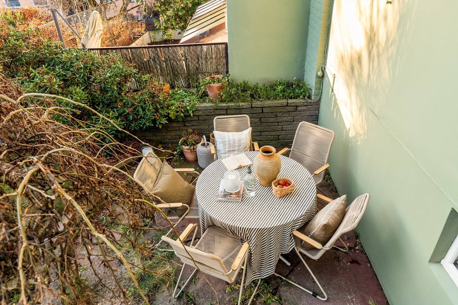 Her er det god plass til forskjellige sosiale soner og plass til utemøblement. Galleribilde